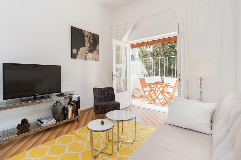Charming 2Bd Apt W/ Balcony By Sea N' Rent Tel Aviv Værelse billede